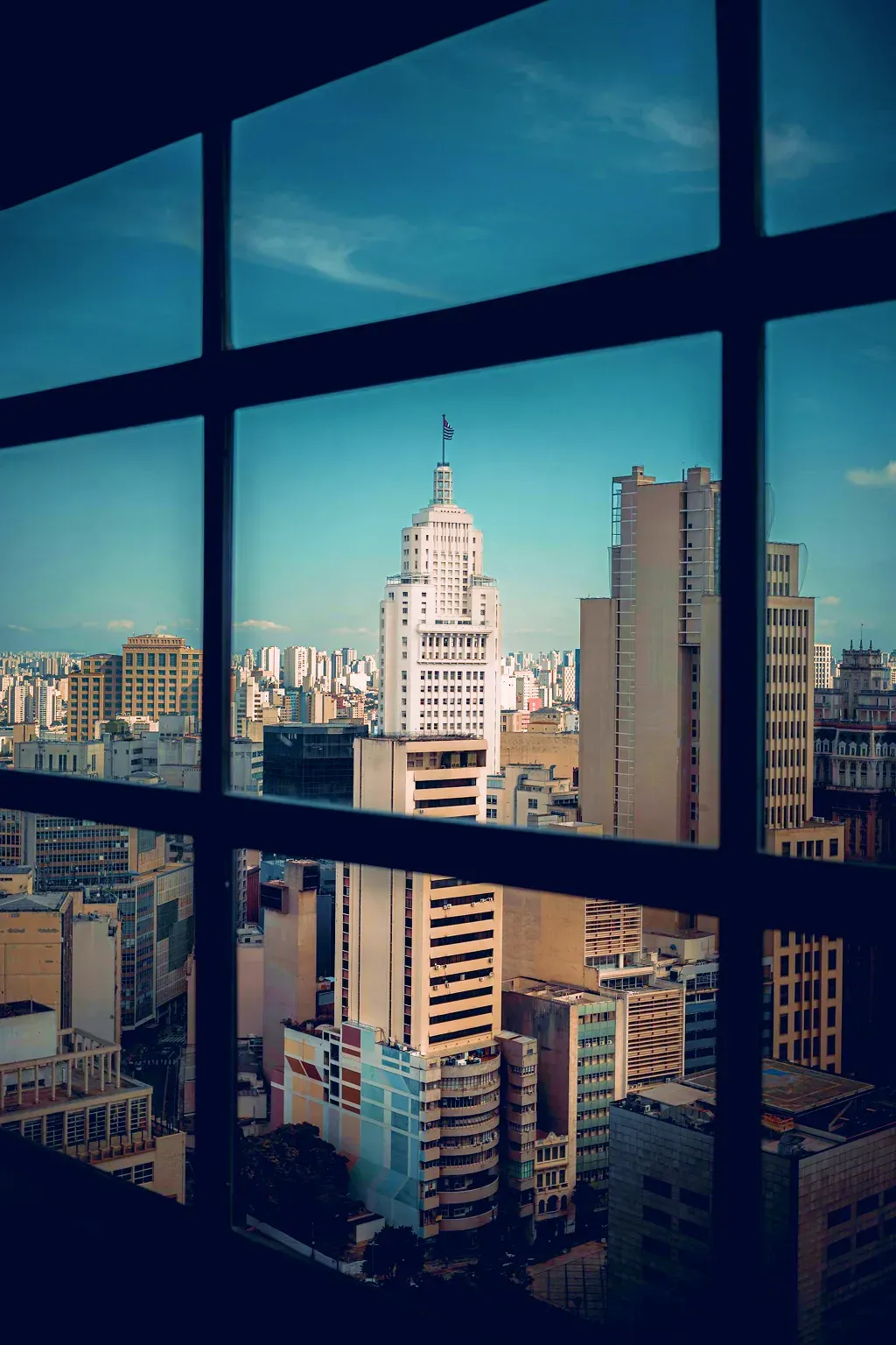 Arquitetura corporativa moderna representando a solidez e prestígio jurídico